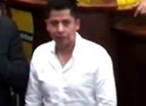 Una persona con una camisa blancaDescripcin generada automticamente