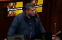 Un hombre con un micrfonoDescripcin generada automticamente con confianza baja