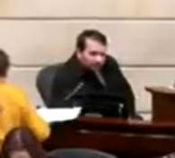 Un joven sentado en una sillaDescripcin generada automticamente con confianza baja