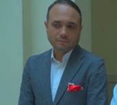 Una persona con un traje de color azulDescripcin generada automticamente