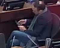 Una persona sentada en una sillaDescripcin generada automticamente con confianza media