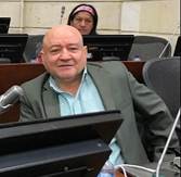 Una persona sentado en un escritorioDescripcin generada automticamente