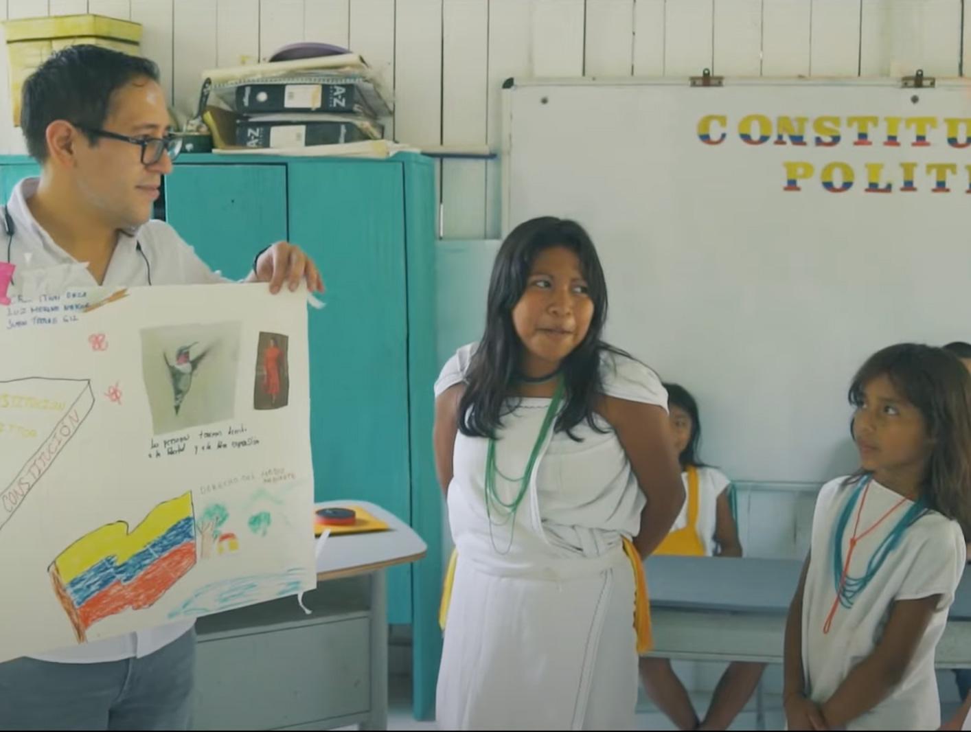 niños y profe estudiando la consti