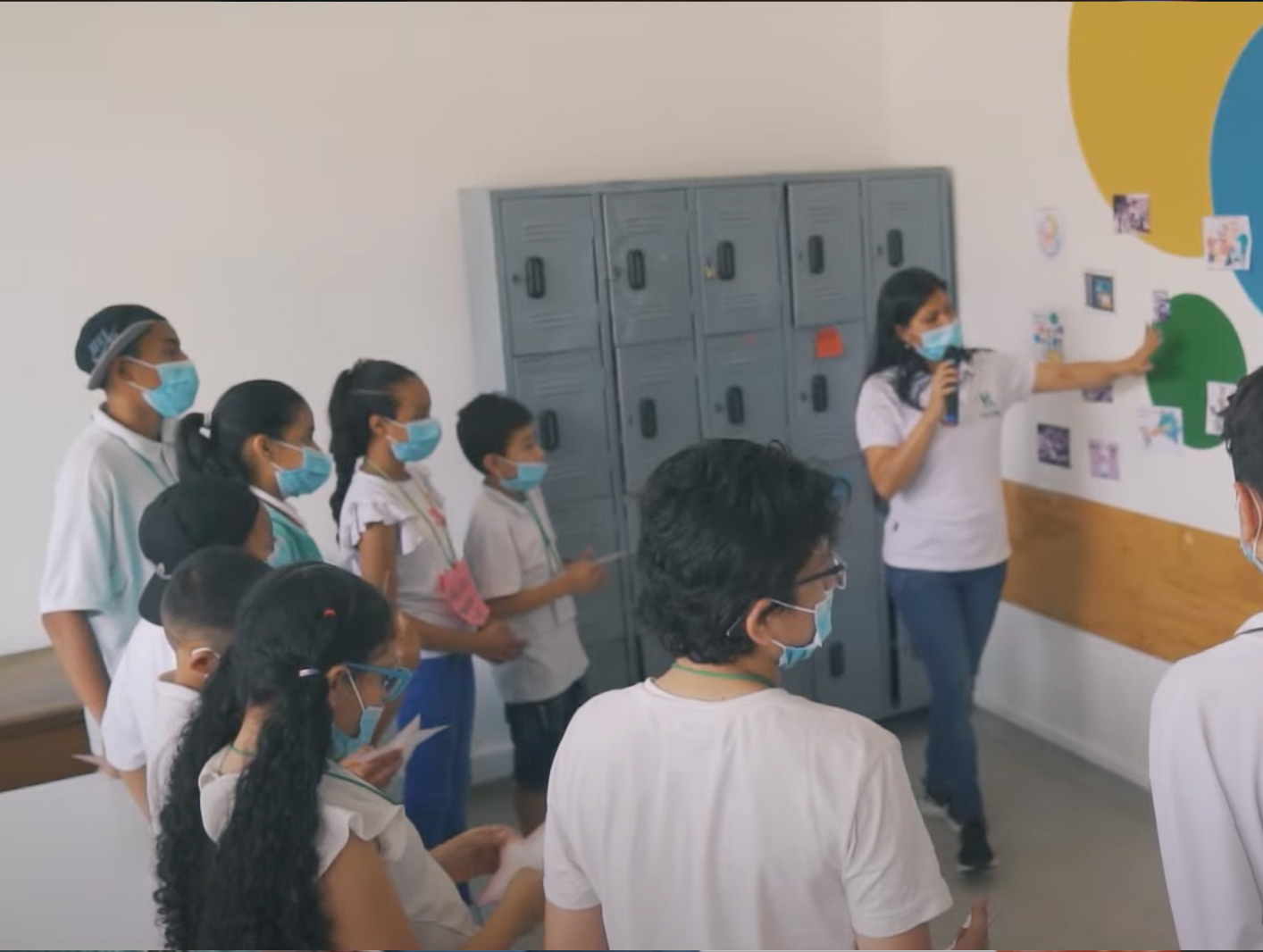 niños aprendiendo juntos sobre la consti