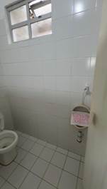 A toilet in a bathroom

AI-generated content may be incorrect.