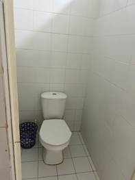 A white toilet in a bathroom

AI-generated content may be incorrect.