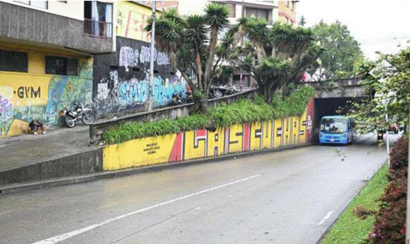 Edificio con letrero en la calle
El contenido generado por IA puede ser incorrecto.